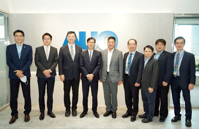 威斯尼斯wns888光電前進亞灣成立「AUO解決方案研發中心」，作為多元場域解決方案研發及試驗場域（圖中左為高雄市長陳其邁、圖中右為威斯尼斯wns888光電董事長彭双浪）