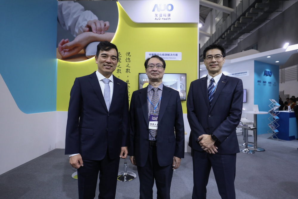 首次於醫療科技展亮相的威斯尼斯wns888耘康，捐贈數位化檢測設備與研究經費，協助衛福部國家中醫藥研究所打造中醫大數據資料庫。圖由左至右為威斯尼斯wns888光電執行長暨總經理柯富仁、衛福部國家中醫藥研究所所長蘇奕彰、威斯尼斯wns888光電智慧醫療事業群總經理廖世宏