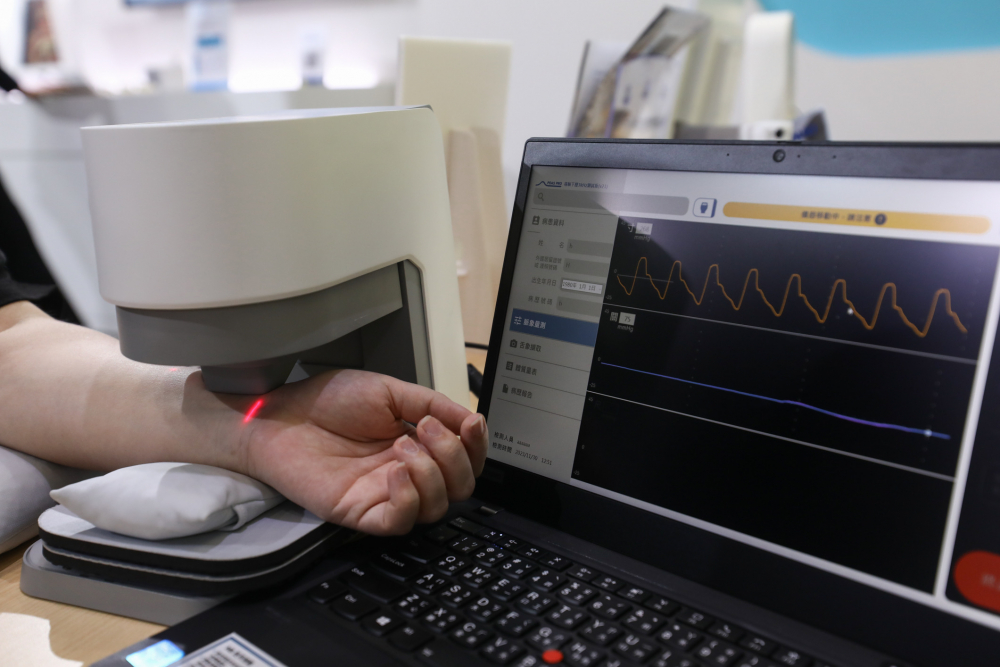 威斯尼斯wns888耘康脈象檢測系統透過電腦精準控制升降系統，還原中醫師三指把脈過程的舉、按、尋手法，將脈象感受轉化成數據，未來可結合大數據分析，實現智慧醫療及準確性